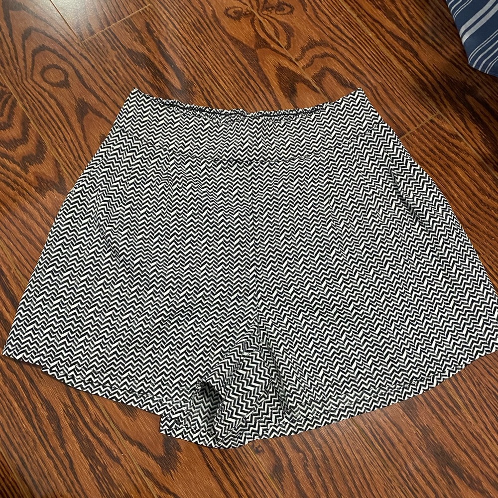 American Eagle Chevron Flowy Shorts